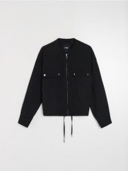 Lekka wiskozowa kurtka bomber z twillowym wykończeniem - czarny. Czarne kurtki damskie Sinsay, l, bez wzorów, z wiskozy, bez kaptura. Za 79.99 zł.