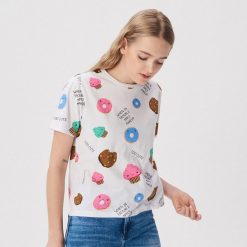 T-shirt z nadrukiem w ciastka - Biały. T-shirty damskie marki Sinsay. Za 24.99 zł.