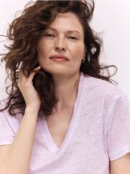 Lniany t-shirt - lawendowy. Fioletowe t-shirty damskie Reserved, l, bez wzorów, ze lnu, klasyczne, bez kołnierzyka. Za 139.99 zł.