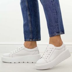 Białe skórzane półbuty damskie na platformie Jezzi 8181. Białe półbuty damskie Jezzi, na jesień, bez wzorów, z jeansu, klasyczne, bez obcasa, na platformie, bez zapięcia. Za 259.00 zł.