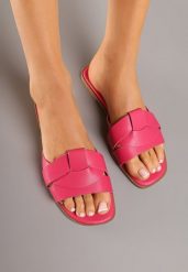 Fuksjowe Klapki z Ozdobnie Przeplecionymi Paskami Davianne. Czerwone klapki damskie Renee, bez wzorów, eleganckie, bez obcasa, na płaskiej podeszwie. Za 49.99 zł.