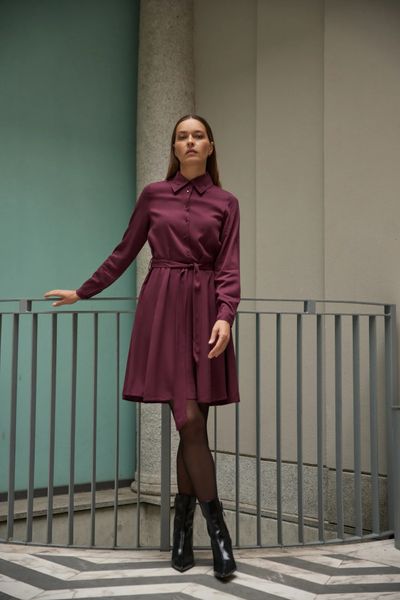 Koszulowa sukienka burgundowa. Czerwone sukienki damskie MOODO, l, bez wzorów, z wiskozy, bez kołnierzyka, bez ramiączek, koszulowe. Za 159.99 zł.