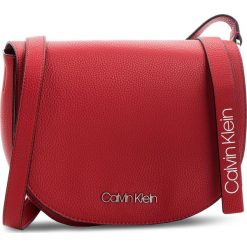Torebka CALVIN KLEIN - Neat Medium Saddle K60K604408 626. Czerwone listonoszki damskie Calvin Klein, ze skóry ekologicznej. Za 549.00 zł.