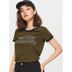 Koszulka w stylu lat 90-tych - Khaki. Brązowe t-shirty damskie Cropp. Za 29.99 zł.