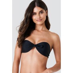 J&K Swim X NA-KD Góra bikini bandeau z wiązaniem - Black. Bikini damskie marki J&K Swim X NA-KD. Za 80.95 zł.
