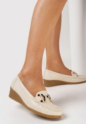 Beżowe Półbuty w stylu Mokasynów z Metalową Klamrą na Niskim Koturnie Itavil. Brązowe półbuty damskie Born2be, bez wzorów, bez obcasa, na koturnie, bez zapięcia. Za 54.99 zł.