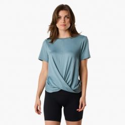 Koszulka treningowa damska Swedemount Core Wrap Soft Tee szybkoschnąca. Zielone koszulki sportowe damskie SWEDEMOUNT, bez wzorów, bez kołnierzyka, bez ramiączek, do biegania. Za 79.99 zł.