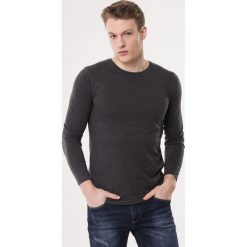 Ciemnoszara Koszulka In Focus. Bluzki z długim rękawem męskie marki Born2be. Za 34.99 zł.