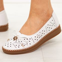 Białe ażurowe skórzane półbuty damskie Filippo Dp7664/26. Białe półbuty damskie Filippo, na lato, w ażurowe wzory, z jeansu, casualowe, bez obcasa, bez zapięcia. Za 219.00 zł.