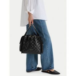 Torebka Badura. Czarne torebki do ręki damskie Badura, bez wzorów, klasyczne, bez dodatków. Za 299.99 zł.