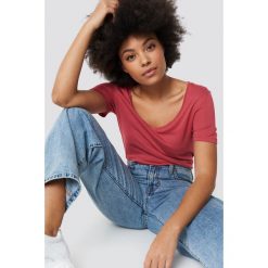NA-KD Basic T-shirt basic z dekoltem V - Red. T-shirty damskie marki NA-KD Basic. Za 52.95 zł.