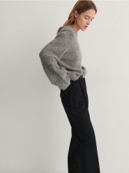 Spodnie z paskiem - czarny. Czarne spodnie materiałowe damskie Reserved, l, bez wzorów, z tkaniny. W wyprzedaży za 65.99 zł.