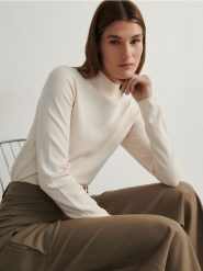 Sweter z wiskozą - kremowy. Białe swetry damskie Reserved, l, bez wzorów, z dzianiny, bez kołnierzyka, bez ramiączek, bez kaptura. W wyprzedaży za 39.99 zł.