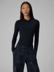 4F Longsleeve slim z kapturem damski - czarny S. Czarne koszulki sportowe damskie 4f, l, bez wzorów, z dresówki, bez kołnierzyka, bez ramiączek, trekkingowe. Za 169.99 zł.