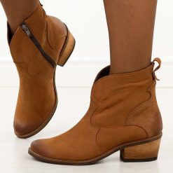 Brązowe Polskie kowbojki damskie botki zimowe Deoni B71b Nubuk. Brązowe botki damskie Deoni, na jesień, z nubiku, eleganckie, bez obcasa, na obcasie, bez zapięcia. Za 529.00 zł.