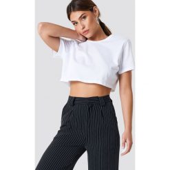 NA-KD Basic Krótki T-shirt z odkrytymi plecami - White. T-shirty damskie marki NA-KD Basic. Za 40.95 zł.