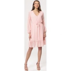 Jasnoróżowa Sukienka Lighten. Sukienki damskie Born2be, bez wzorów, eleganckie, bez ramiączek, długie. Za 79.99 zł.