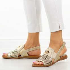 Złote skórzane płaskie sandały damskie Cambell 19396. Żółte sandały damskie Cambell, z aplikacjami, z gumy, bez obcasa, na płaskiej podeszwie, bez zapięcia. W wyprzedaży za 192.72 zł.