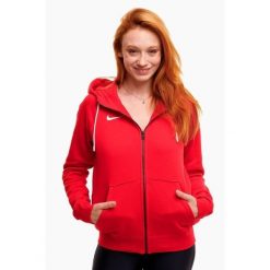 Bluza sportowa damska Nike Wmns Park 20. Czerwone bluzy damskie Nike, bez wzorów, z kapturem, na fitness i siłownię. W wyprzedaży za 212.15 zł.