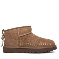 Damskie buty sportowe W CLASSIC ULTRA MINI BIARRITZ. Brązowe obuwie sportowe damskie UGG, bez wzorów, z materiału. Za 851.55 zł.