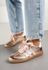 Szampańskie Lakierowane Sneakersy w Stylu Tenisówek z Koronkowymi Paskami Deoriva. Żółte obuwie sportowe damskie Renee, bez wzorów, z koronki, tenisowe. Za 59.99 zł.