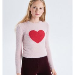 Puszysty sweter z sercem - Różowy. Swetry damskie Cropp. W wyprzedaży za 19.99 zł.