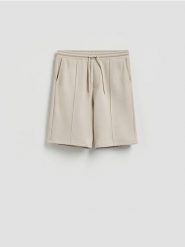 Szorty regular fit z włóknem bambusowym - beżowy. Brązowe szorty męskie Reserved, l, bez wzorów, z dzianiny. Za 119.99 zł.