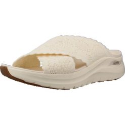 Sandały SKECHERS 164079S Biały. Białe sandały damskie Skechers, bez wzorów, z materiału, bez obcasa, bez zapięcia. Za 490.00 zł.