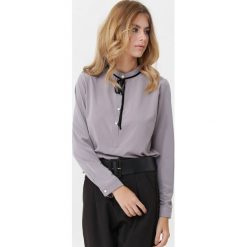 Szara Koszula Carlotta. Szare bluzki damskie Born2be, bez wzorów, biznesowe, bez kołnierzyka, bez ramiączek. Za 59.99 zł.