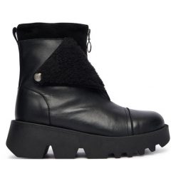 Botki Fly London. Czarne botki damskie Fly London, bez obcasa, na płaskiej podeszwie, bez zapięcia. Za 709.99 zł.