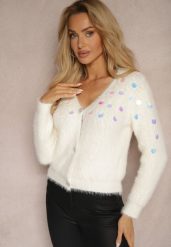 Biały Kardigan z Wełną o Krótkim Kroju na Perełkowe Guziki z Cekinami Terelora. Białe kardigany damskie Renee, z aplikacjami, z jeansu, eleganckie, krótkie. Za 99.99 zł.