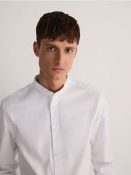 Koszula slim z bawełny oxford - biały. Białe koszule męskie Reserved, l, bez wzorów, z bawełny, bez kołnierzyka, bez ramiączek. W wyprzedaży za 49.99 zł.
