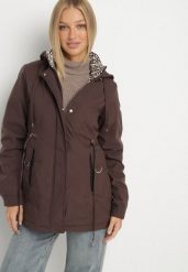 Brązowa Kurtka Parka z Kapturem z Ozdobną Wyściółką Tiolara. Brązowe parki damskie Born2be, l, bez wzorów, z jeansu, sportowe, z kapturem. Za 169.99 zł.