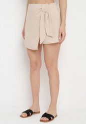 Beżowe Szorty z Gumką w Pasie i Paskami z Asymetryczną Falbanką Biozara. Brązowe spodenki dla dziewczynek Born2be, na lato, bez wzorów, eleganckie. Za 54.99 zł.