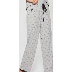 Spodnie piżamowe z nadrukiem Mickey Mouse Special Collection - Szary. Piżamy damskie marki Mohito. W wyprzedaży za 29.99 zł.