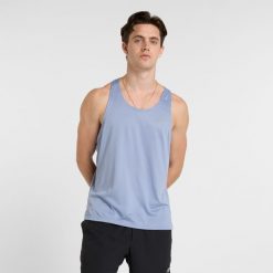 Koszulka męska New Balance MT41220DUS – niebieska. Niebieskie koszulki sportowe męskie New Balance, m, bez wzorów, z materiału, bez kołnierzyka, bez ramiączek, do biegania. Za 79.99 zł.