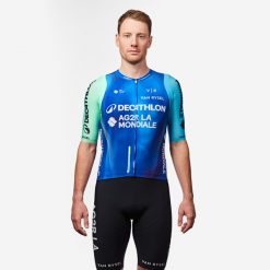 Koszulka rowerowa Van Rysel RCR PRO oficjalna Decathlon AG2R La Mondiale Team. Buty sportowe męskie VAN RYSEL, z elastanu, bez zapięcia, rowerowe. W wyprzedaży za 219.99 zł.