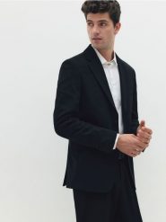 Marynarka slim fit - czarny. Czarne marynarki męskie Reserved, bez wzorów, z tkaniny. W wyprzedaży za 199.99 zł.