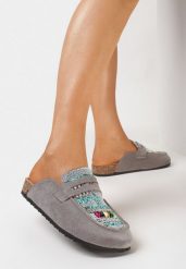 Szare Klapki Mule na Korkowej Podeszwie Ozdobione Koralikami Enoria. Szare klapki damskie Born2be, bez wzorów, boho, bez obcasa, na płaskiej podeszwie. Za 79.99 zł.