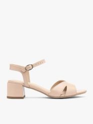 Beżowe sandały na klocku. Brązowe sandały damskie Ryłko, bez wzorów, ze skóry, bez obcasa, na obcasie, bez zapięcia. Za 399.99 zł.