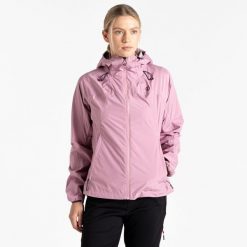 Kurtka turystyczna przeciwdeszczowa damska Mountain Series Breathe Easy. Czerwone kurtki damskie Dare 2b, bez wzorów, bez kaptura. W wyprzedaży za 599.99 zł.