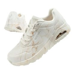 Buty Skechers Uno 155584/OFWT białe. Białe obuwie sportowe damskie bez wzorów, ze skóry, trekkingowe. Za 545.71 zł.