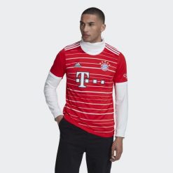 Koszulka do piłki nożnej męska Adidas FC Bayern 22/23 Home Jersey. Czerwone koszulki sportowe męskie Adidas, l, bez wzorów, z jersey, bez kołnierzyka, bez ramiączek, do piłki nożnej. Za 368.40 zł.