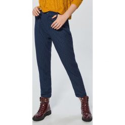 Spodnie tailoring w paski - Granatowy. Spodnie materiałowe damskie marki Cropp. W wyprzedaży za 59.99 zł.
