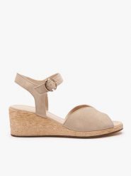 Beżowe sandały na koturnie. Brązowe sandały damskie Ryłko, bez wzorów, ze skóry, bez obcasa, na koturnie, bez zapięcia. Za 379.99 zł.