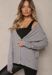 Szary Kardigan z Dodatkiem Bawełny Ozdobiony Cyrkoniami Zapinany na Guziki Mevanine. Szare kardigany damskie Renee, na jesień, s, bez wzorów, z bawełny, eleganckie, bez kołnierzyka, bez ramiączek, bez kaptura. Za 69.99 zł.