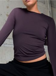 Koszulka z długimi rękawami - fioletowy. Fioletowe t-shirty damskie Sinsay, l, bez wzorów, klasyczne, bez kołnierzyka. Za 19.99 zł.