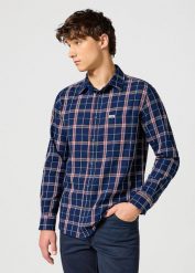 WRANGLER MĘSKA KOSZULA 1 PKT SHIRT RED INDIGO 112357221 W5X2017325. Czerwone koszule męskie Wrangler, m, bez wzorów, bez kołnierzyka, bez ramiączek. Za 199.99 zł.