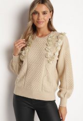 Jasnobeżowy Sweter o Prostym Kroju Zdobiony Aplikacją w Kształcie Kwiatów z Perełkami Leavirae. Brązowe swetry damskie Born2be, z aplikacjami, z jeansu, eleganckie, bez kołnierzyka, bez ramiączek, bez kaptura. Za 149.99 zł.