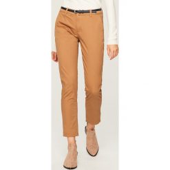 Spodnie chino z paskiem - Beżowy. Spodnie materiałowe damskie marki Reserved. Za 69.99 zł.